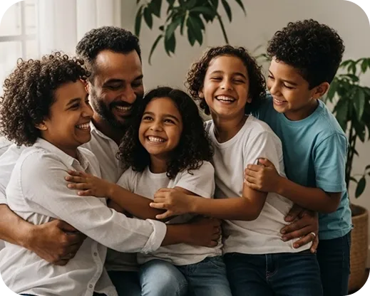 Família reunida e sorrindo em casa